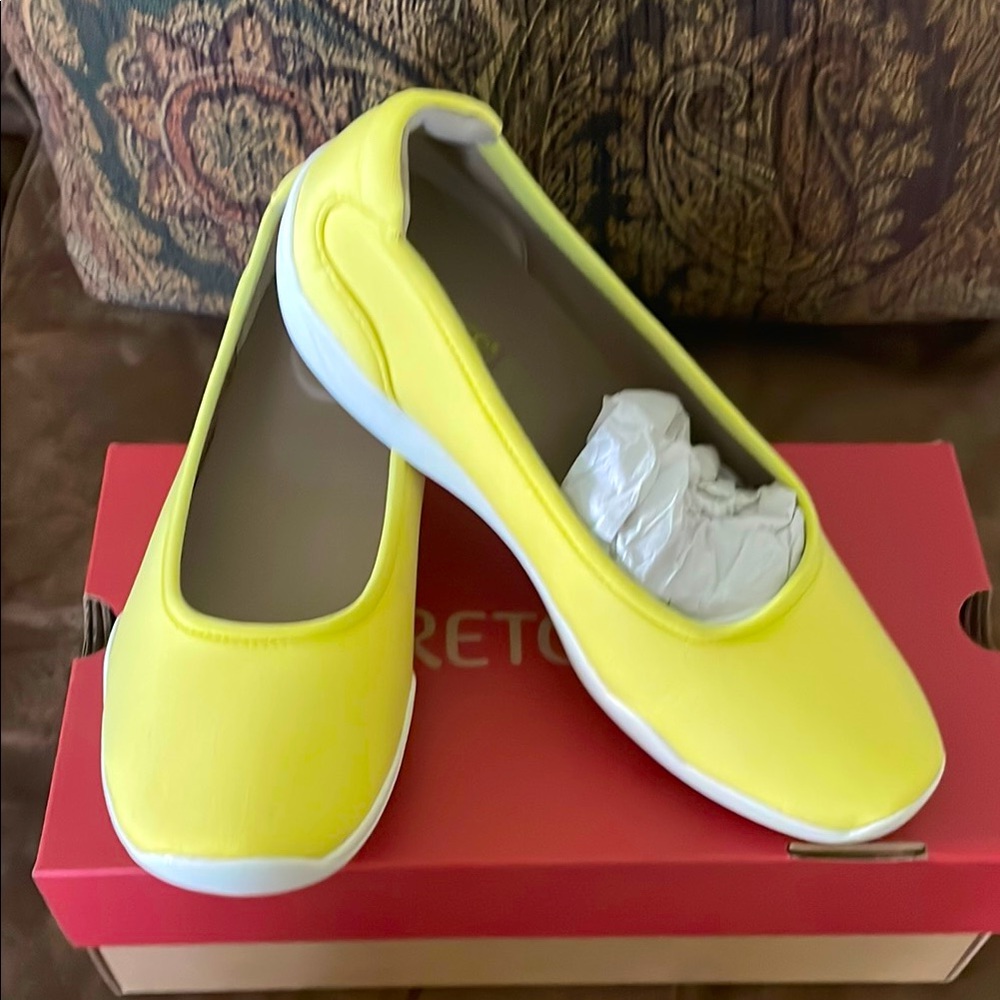 Stretchies Joyce Canary Yellow Flats 8M New
